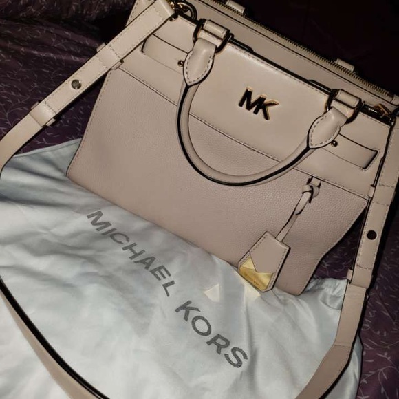 Michael Kors Handbags - Michael Kors baby pink purse.